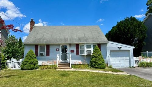 18 Plymouth Road, Oyster Bay, NY, 11758 | Card Image
