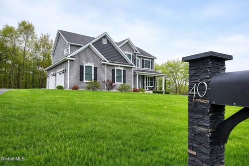 40 Haywood Ln, Rensselaer, NY, 12144-5833 | Card Image