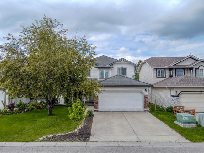 420 Rocky Ridge Cove Nw, Home with 3 bedrooms, 3 bathrooms and 4 parking in Calgary AB | Image 2