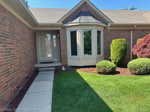 19040 Fortuna Dr S, Clinton Township, MI, 48038-2239 | Card Image