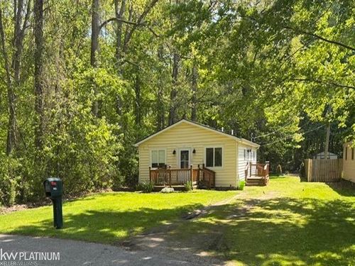 9083 Island Dr, Clay, MI, 48001-4408 | Card Image