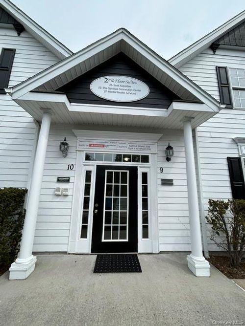 30 Station Rd, Bellport, NY, 11713-2454 | Card Image