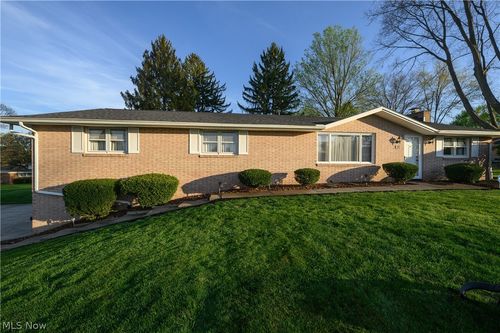 916 Buena Vista St Ne, Canton, OH, 44714-1039 | Card Image