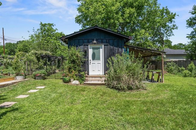 View of outbuilding with a vegetable garden | Image 29