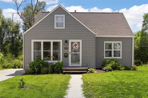 2007 Franklin Ave Ne, Cedar Rapids, IA, 52402-4305 | Card Image