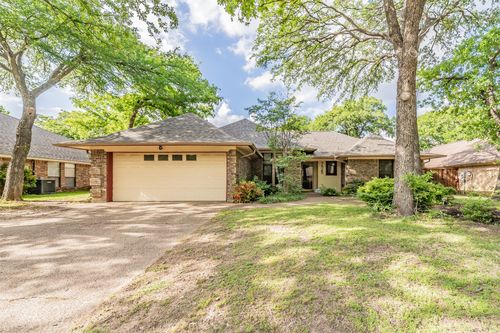 7525 Woodhaven Dr, North Richland Hills, TX, 76182-9215 | Card Image