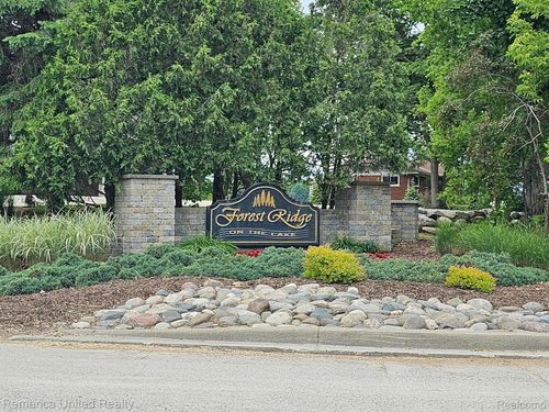 10537 Oakforest Dr, South Lyon, MI, 48178-9089 | Card Image