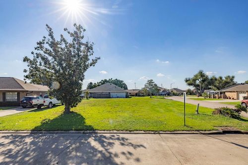 137 Presque Isle Dr, Houma, LA, 70363-3827 | Card Image