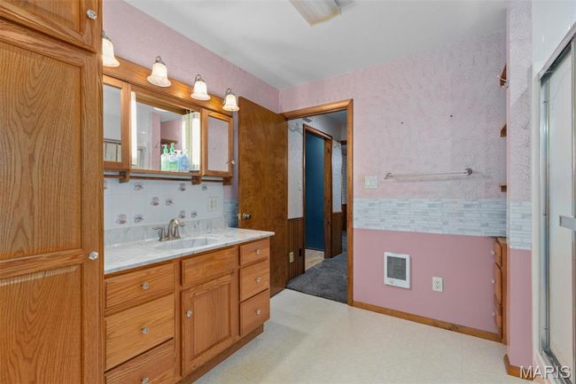 418 E Maple St, House other with 3 bedrooms, 2 bathrooms and 2 parking in Gillespie IL | Image 18
