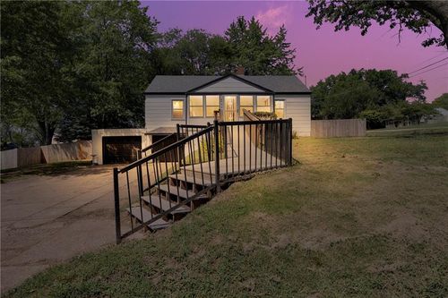 4000 Crescent Ave, Kansas City, MO, 64133-1181 | Card Image