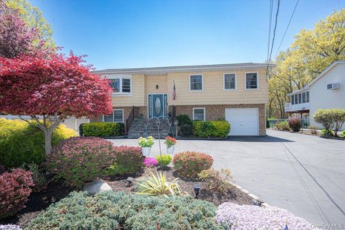 188 Geneva St, Bay Shore, NY, 11706-4722 | Card Image