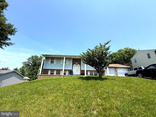 1360 Breezeview Dr, York, PA, 17404-1744 | Card Image