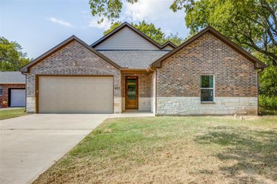 207 S Bond Street, House other with 3 bedrooms, 2 bathrooms and null parking in Whitewright TX | Image 2