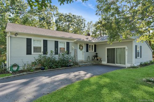 4 Arbor Ln, Hampton Bays, NY, 11946-1863 | Card Image