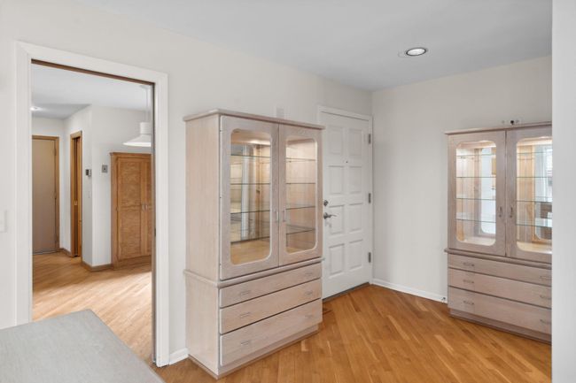 Main floor foyer | Image 11