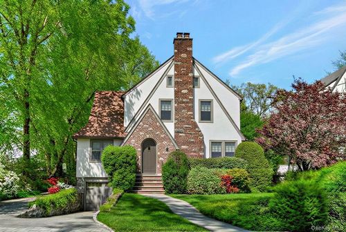 7 Poplar Rd, Larchmont, NY, 10538-1537 | Card Image