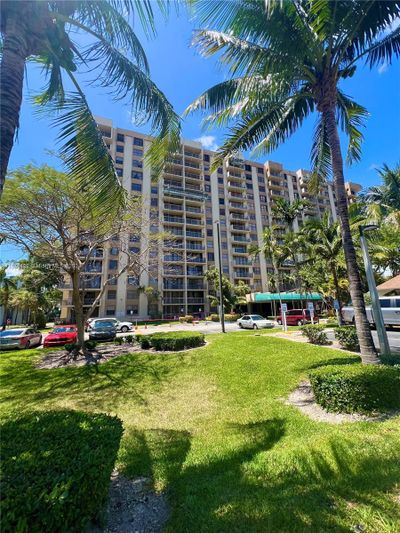 A1409 - 1470 Ne 123rd St, Condo with 2 bedrooms, 2 bathrooms and null parking in North Miami FL | Image 1