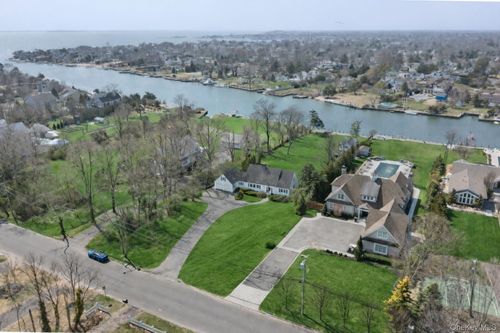 250 Secatogue Ln, West Islip, NY, 11795-4727 | Card Image