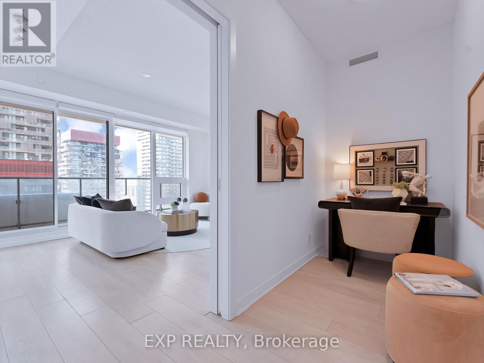 Residential in Toronto (Mount Pleasant West) 5