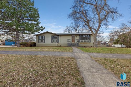 2415 E Franklin St, Pierre, SD, 57501-3723 | Card Image