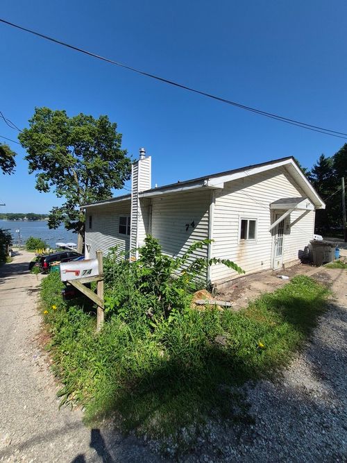 74 Cathryn St, Fox Lake, IL, 60020-1323 | Card Image