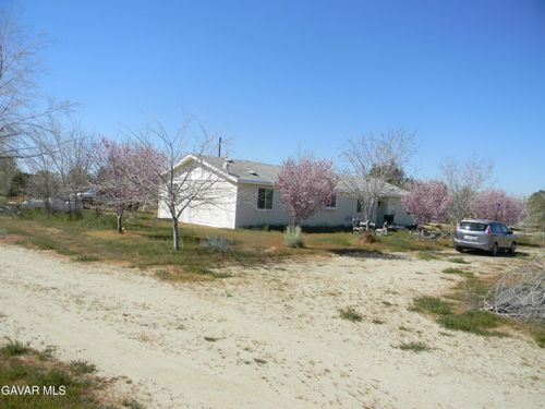 16846 E Avenue T, Llano, CA, 93544 | Card Image