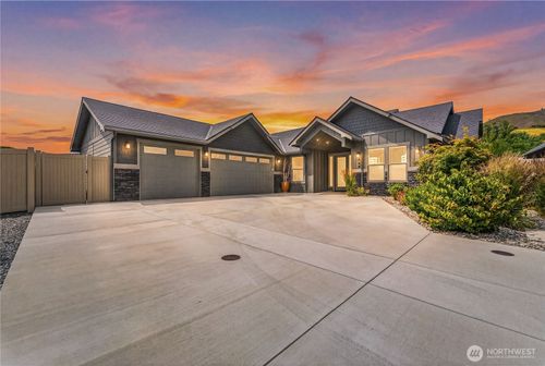966 Bentley Ln, Wenatchee, WA, 98801-2043 | Card Image