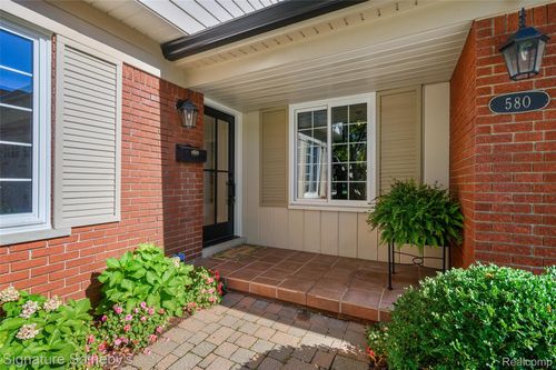 580 N Brys Dr, Grosse Pointe Woods, MI, 48236-1247 | Card Image