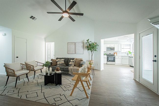 106 N Mockingbird Cir, House other with 3 bedrooms, 2 bathrooms and 2 parking in Cedar Creek TX | Image 5