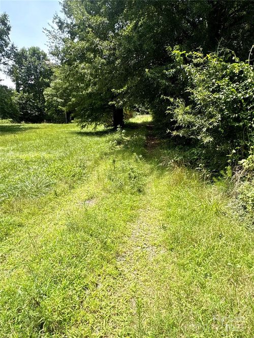 1031 Red Oak Dr, Walnut Cove, NC, 27052-7824 | Card Image