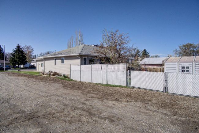 216 48 Avenue W, Home with 2 bedrooms, 2 bathrooms and 2 parking in Claresholm AB | Image 25