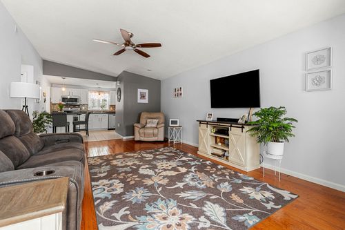 5 Rainbow Dr, Londonderry, NH, 03053-6117 | Card Image