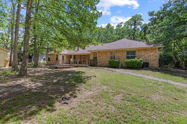 beautiful shaded back yard | Image 34