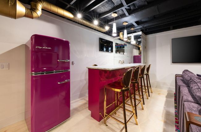 16 downstairs bar | Image 16