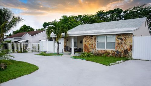 751 Se 8th St, Hialeah, FL, 33010-5608 | Card Image