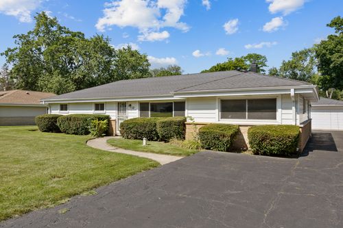 12 E Elaine Cir, Prospect Heights, IL, 60070-1622 | Card Image