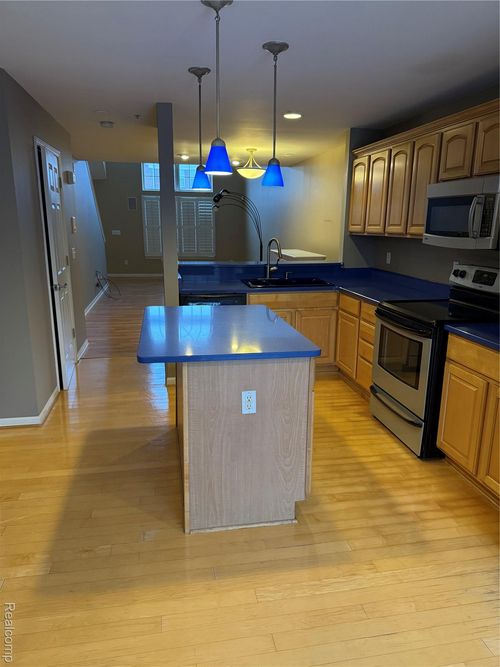 3292 Newbury Pl, Troy, MI, 48084-7043 | Card Image