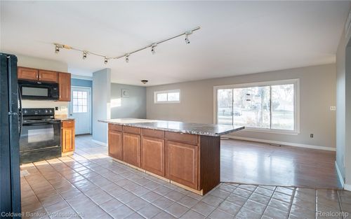 1401 Shaw St, Walled Lake, MI, 48390-2667 | Card Image