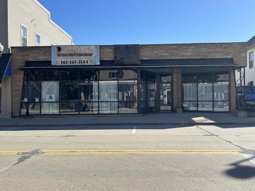 111 S Main Street, Oconomowoc, WI, 53066 | Card Image