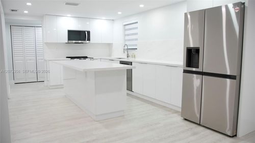 d309-9357 Fontainebleau Blvd, Miami, FL, 33172 | Card Image