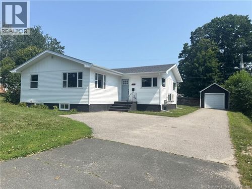 454 Gremley Dr, House with 3 bedrooms, 2 bathrooms and null parking in Miramichi NB | Card Image