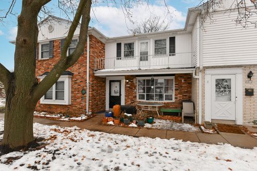 5075 W Colonial Ct, Greenfield, WI, 53220-2012 | Card Image