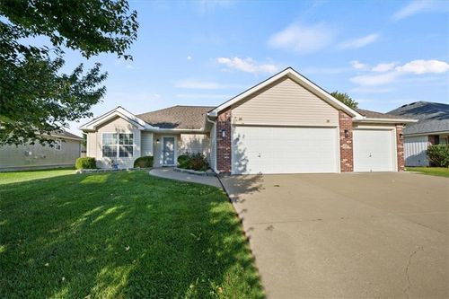 200 Nw Jackie Ave, Grain Valley, MO, 64029-8004 | Card Image