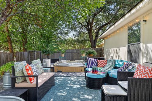 9213 Grant Forest Dr, Austin, TX, 78744-7947 | Card Image