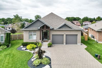 28 Cassie Cres, House other with 2 bedrooms, 3 bathrooms and 8 parking in Strathroy ON | Image 1