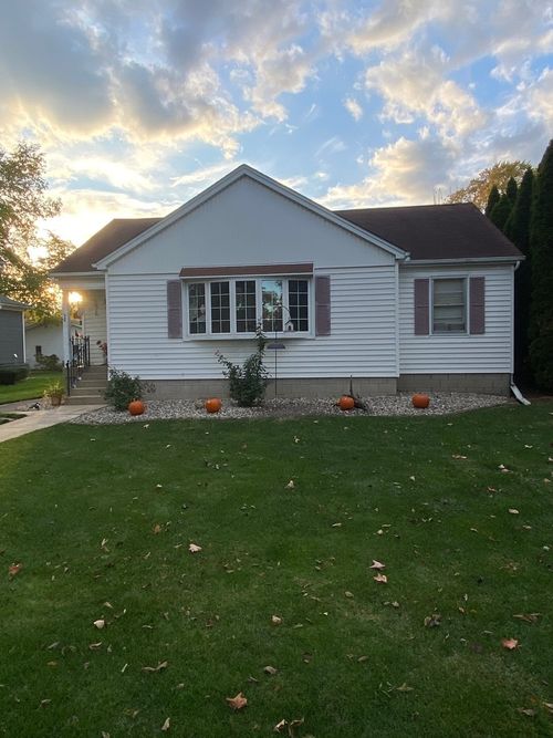 75 Hill St, Momence, IL, 60954-1448 | Card Image
