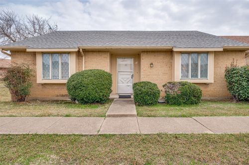 26-11 E Townhouse Ln, Grand Prairie, TX, 75052-5922 | Card Image