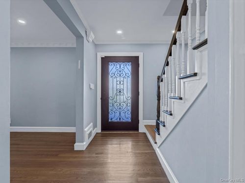 16 Wooleys Ln, Great Neck, NY, 11023-2136 | Card Image