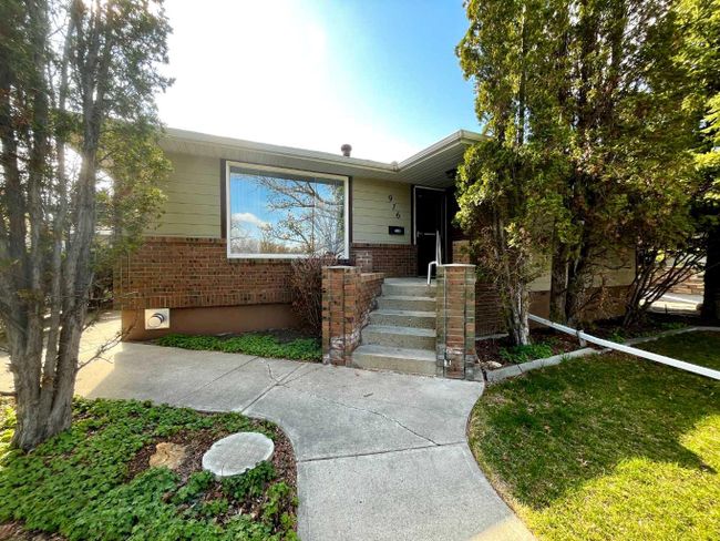 916 Mayor Magrath Drive S, Home with 4 bedrooms, 2 bathrooms and 4 parking in Lethbridge AB | Image 1