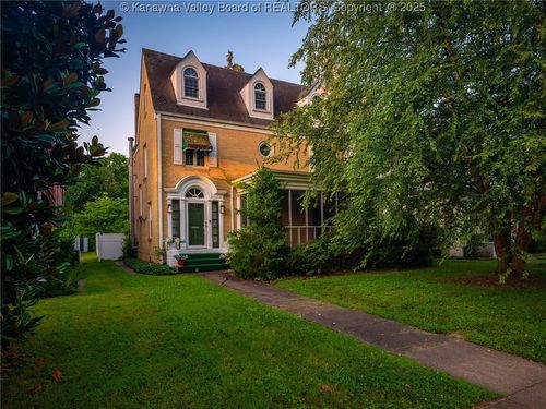 623 11th Ave, Huntington, WV, 25701-3211 | Card Image